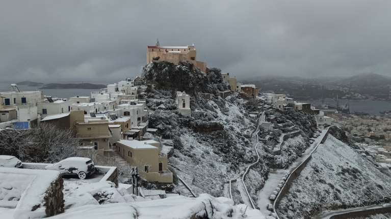 Η κακοκαιρία Ελπίς πήγε... Μύκονο και Σαντορίνη: Εντυπωσιακές εικόνες από τα χιονισμένα νησιά των Κυκλάδων