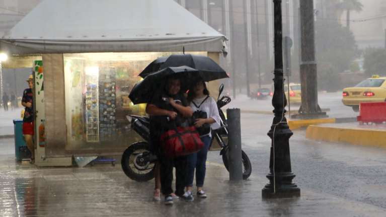 Ξαφνική καταιγίδα στα βόρεια προάστια της Αθήνας - Μαύρισε ο ουρανός στο κέντρο [βίντεο]