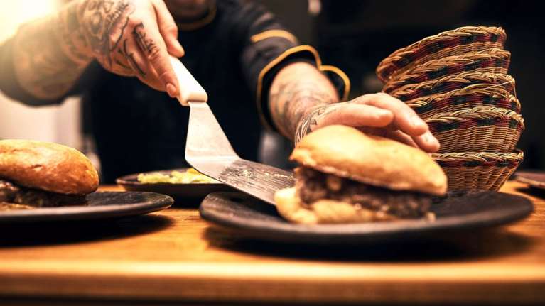 Ποια είναι τα εστιατόρια και τα βρώμικα της Αθήνας που προτιμούν οι πιο γνωστοί σεφ