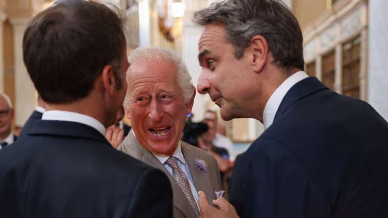 Ο Βασιλιάς Κάρολος κάνει και πλάκες: Το θερμό τετ-α-τετ και τα γέλια με Μητσοτάκη και Μακρόν - Τα φωτογραφικά κλικ