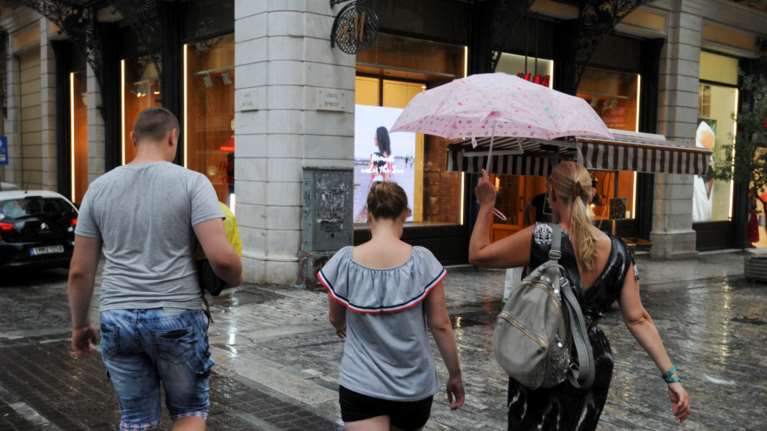 Ο καιρός &quot;τρελάθηκε&quot;: Ερχεται νέο κύμα κακοκαιρίας - Πού θα χτυπήσουν τα έντονα φαινόμενα μέχρι την Τρίτη [χάρτες]