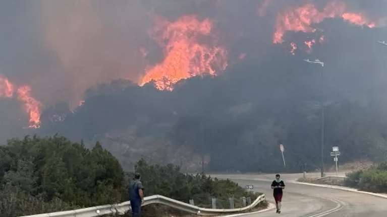 Μεγάλη φωτιά στην Παλαιά Φώκαια: Στις φλόγες σπίτια στο Θυμάρι – Μηνύματα 112 για εκκενώσεις προς Λαγονήσι και Λαύριο [βίντεο]