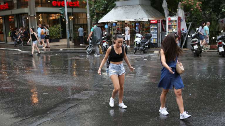 Άστατος καλοκαιρινός καιρός με μπόρες και καταιγίδες - Η θερμοκρασία μέχρι 34 βαθμούς