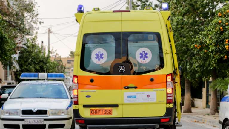 Σοβαρό τροχαίο στην Ποσειδώνος: Απορριματοφόρο παρέσυρε πεζό