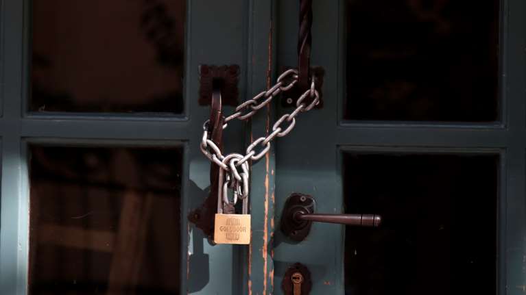 Έρχονται &quot;λουκέτα&quot; για όσους δεν εκδίδουν αποδείξεις - Το νέο σχέδιο της ΑΑΔΕ για τους ελέγχους