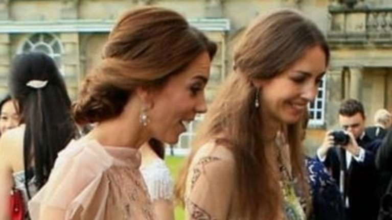 Ρόουζ Χάνμπερι: Ποια είναι η μαρκησία που "φωτογραφίζεται" ως τρίτο πρόσωπο στον γάμο του Ουίλιαμ και της Κέιτ