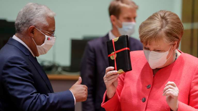 Σύνοδος Κορυφής: Τα δώρα των Ευρωπαίων ηγετών στη Μέρκελ για τα 66α γενέθλιά της [εικόνες]