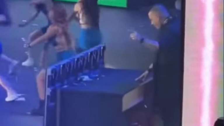 Νέος &quot;έπος&quot; από τα MAD VMA 2022: Ο DJ Valentino &quot;έπαιζε&quot; μουσική στη σκηνή χωρίς κονσόλα [Βίντεο]