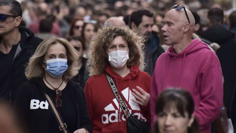 Κορονοϊός: Έκρηξη κρουσμάτων, 62 νέοι θάνατοι - Αύξηση καταγράφουν γρίπη και RSV