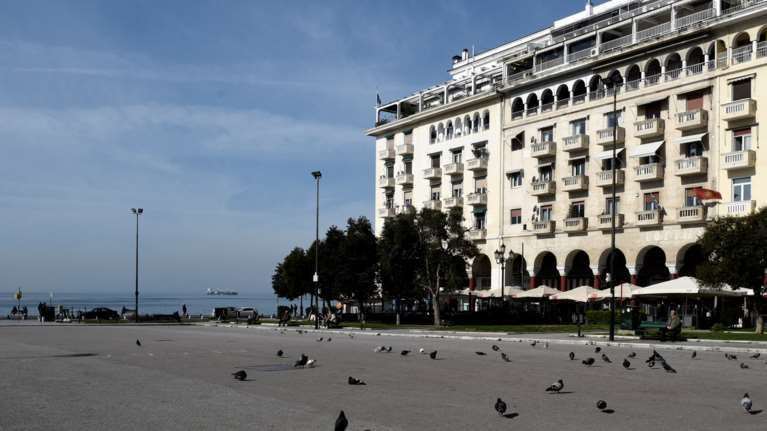 Κορονοϊός: Εκτός ελέγχου η πανδημία στη Θεσσαλονίκη– Ερχεται απαγόρευση κυκλοφορίας μεταξύ 9-5 το πρωί