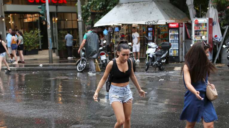 Αλλάζει απότομα το σκηνικό του καιρού: Κύμα σφοδρών βροχοπτώσεων και πτώση της θερμοκρασίας