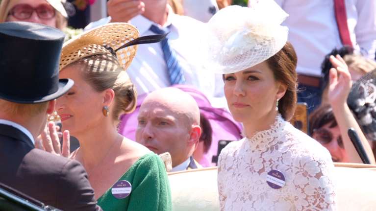 H Κέιτ Μίντλετον έκλεψε τις εντυπώσεις με ένα αξεσουάρ της: Η νέα, πολύ φθινοπωρινή εμφάνιση στη Σκωτία