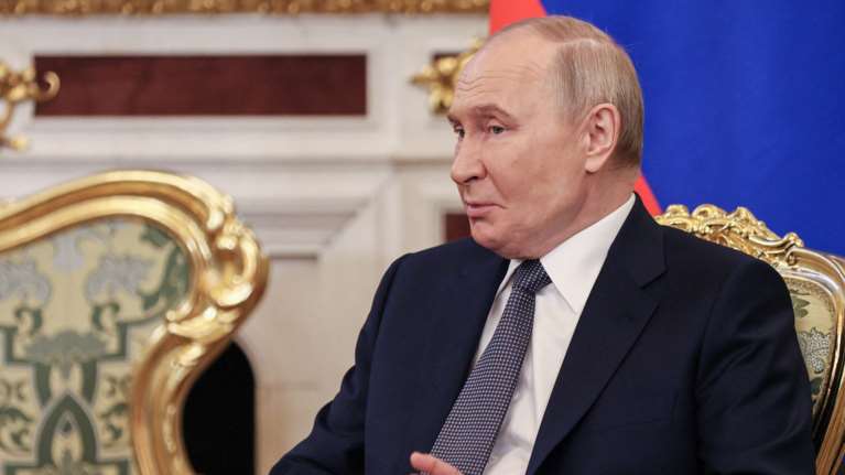 "Σταματήστε τις παραδόσεις όπλων στην Ουκρανία": Ο όρος του Πούτιν για να δεχτεί το σχέδιο Τραμπ για εκεχειρία