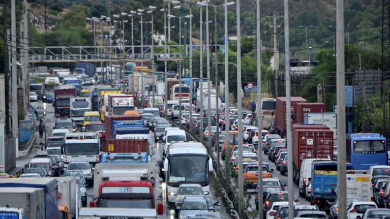 Μεγάλο μποτιλιάρισμα στην Αττική Οδό λόγω τροχαίου