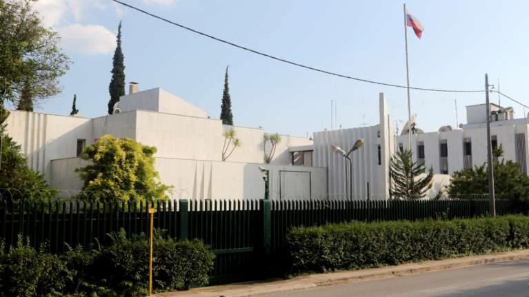 Συναγερμός για ύποπτο αντικείμενο στην πρεσβεία της Ρωσίας στο Ψυχικό - Πέταξε δέμα και εξαφανίστηκε