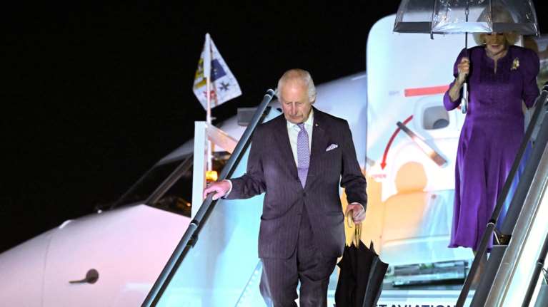 Έφτασαν στην Αυστραλία Κάρολος και Καμίλα μαζί με γιατρούς και απόθεμα αίματος - Υποδοχή με λουλούδια υπό βροχή [βίντεο]