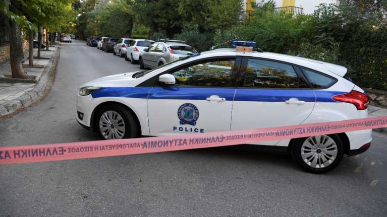 Ληστεία σε κοσμηματοπωλείο στη Βάρη: Συνελήφθη ο ένας δράστης - Τον ακινητοποίησε πολίτης