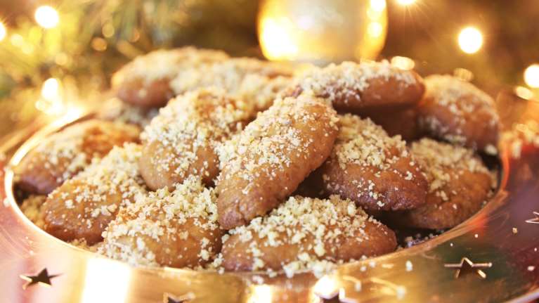 Λαχταριστά μελομακάρονα με υλικά που όλοι έχετε στο σπίτι - Πανεύκολη συνταγή που θα φτιάξετε ξανά και ξανά