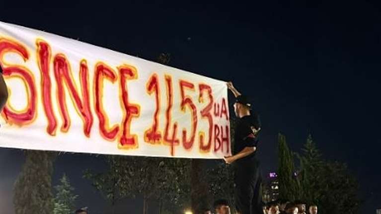 Τουρκικές προκλήσεις στην Κωνσταντινούπολη: Πήραν τις ελληνικές σημαίες των ΠΑΟΚτζήδων - Πανό για την Άλωση [εικόνες - βίντεο]