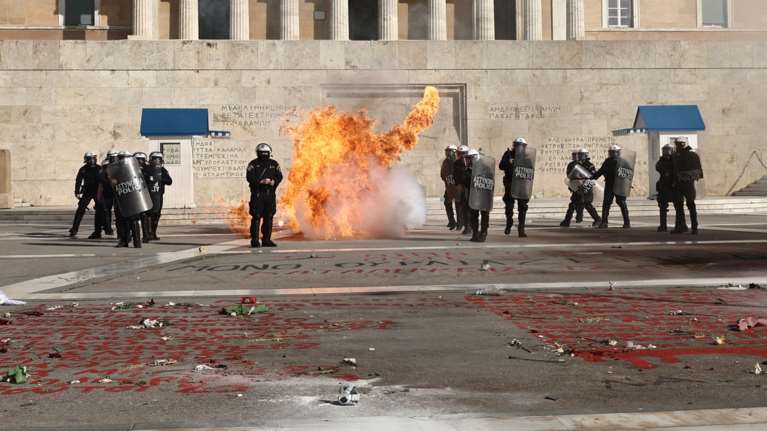 Επεισόδια στο πανεκπαιδευτικό συλλαλητήριο - Μολότοφ, χημικά και τραυματίες στο κέντρο της Αθήνας [εικόνες-βίντεο]