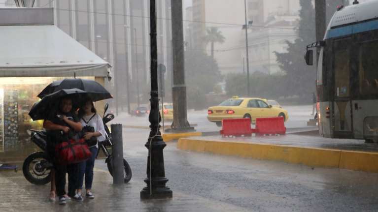Άνοιξαν οι ουρανοί στην Αθήνα - Ποτάμια οι δρόμοι από την έντονη καταιγίδα