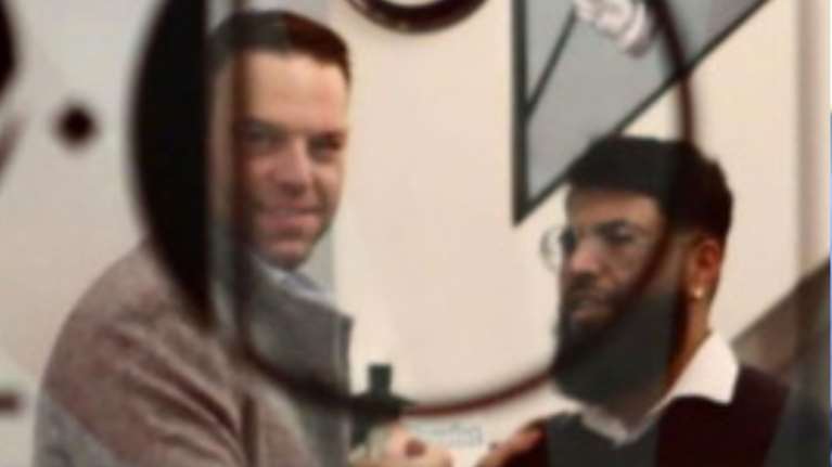 "Στρατιωτικό" κούρεμα έκανε στην Ερμού ο Στέφανος Κασσελάκης - Πάει φαντάρος;