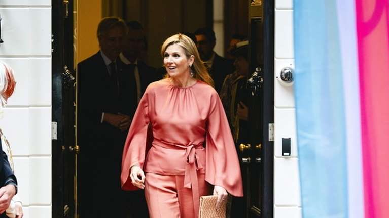 Βασίλισσα Μάξιμα: Φόρεσε τα πιο περίεργα σανδάλια - Το αέρινο deux pieces και η επένδυση στη μονοχρωμία