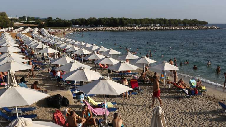 Αποκαλυπτική έρευνα από το ΠΑΜΑΚ: Οι μισοί Έλληνες θα πάνε διακοπές, γιατί λένε όχι οι υπόλοιποι