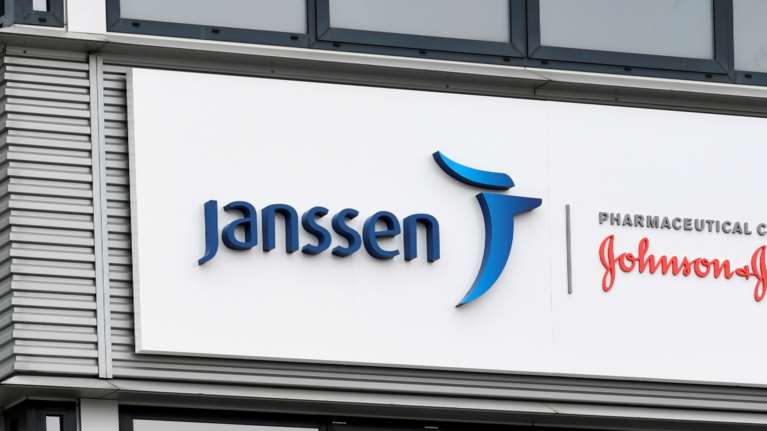 Αποκάλυψη της La Stampa: Η Κομισιόν δεν θα ανανεώσει τα συμβόλαια με AstraZeneca και Johnson &amp; Johnson