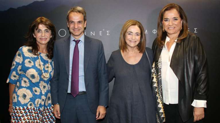 Μητσοτάκης, Μπακογιάννης, Κοσιώνη στη βάφτιση της εγγονής της Αλεξάνδρας Μητσοτάκη στην Τήνο [εικόνες]