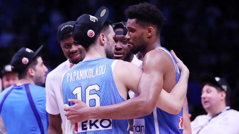 Απίθανος Γιάννης Αντετοκούνμπο: &quot;Είπα, ότι τη σημαία ήθελα να την κρατήσει ο αρχηγός μου, ο Παπανικολάου&quot;- Γιατί προτίμησαν αυτόν