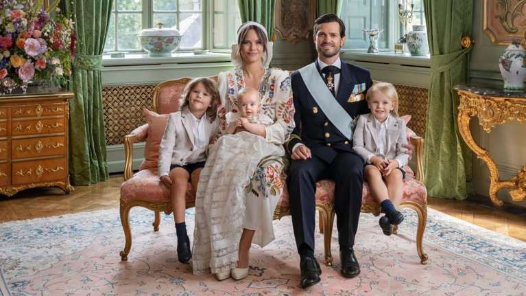 Βασιλικά βαφτίσια στη Σουηδία: Τα επίσημα πορτρέτα μέσα στο παλάτι και ο απίθανος μικρός πρίγκιπας