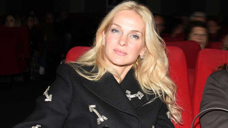 Μαρί Κωνσταντάτου: Πανέμορφη στα 51 της με total white look και ελάχιστο μακιγιάζ που τόνισε τη φυσική ομορφιά της