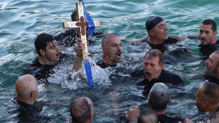 &quot;Θεοφάνια&quot; ή &quot;Θεοφάνεια&quot;: Ο Γιώργος Μπαμπινιώτης απαντά πώς γράφεται η μεγάλη χριστιανική γιορτή