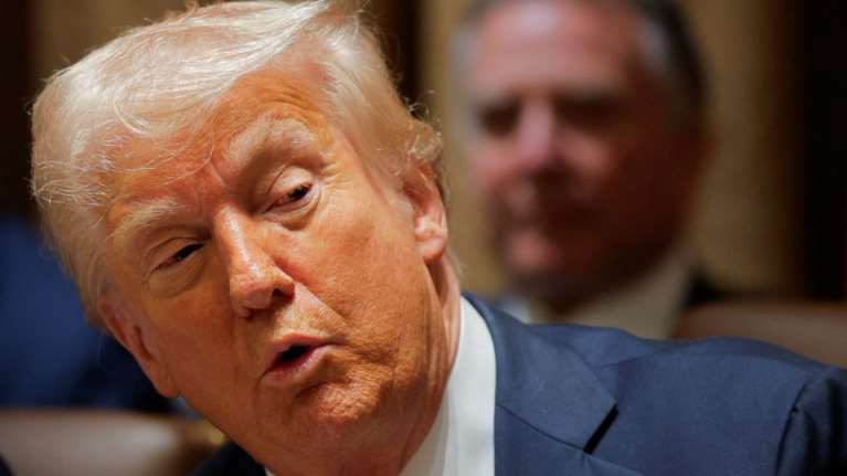 Η Κομισιόν απειλεί με αντίποινα στους δασμούς 25% που ανακοίνωσε ο Τραμπ για τα ευρωπαϊκά προϊόντα