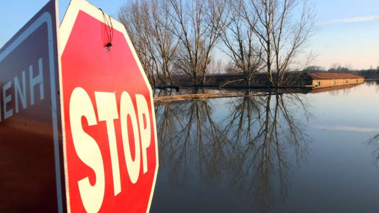 Τουρκικά ΜΜΕ: Ελληνικές δυνάμεις άνοιξαν πυρ κατά μεταναστών στον Έβρο - "Εργαλειοποίηση" και "fake news" απαντά η Αθήνα