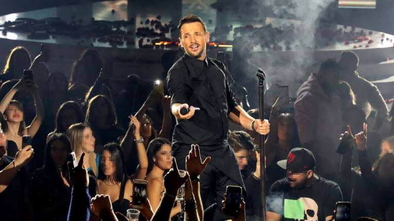 Νίκος Βέρτης: Τι αποκάλυψε για την απόφασή του να τραγουδήσει 4 μέρες μετά τη τραγωδία των Τεμπών