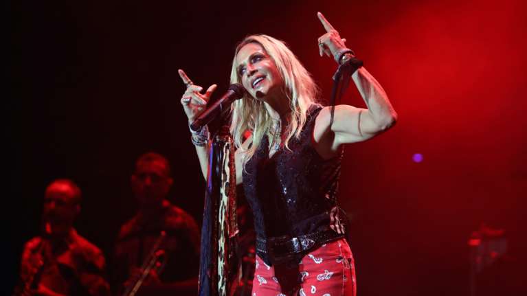 Από την Νέα Υόρκη στην Αθήνα: Τα εγγόνια της Άννας Βίσση στη συναυλία της γιαγιάς τους