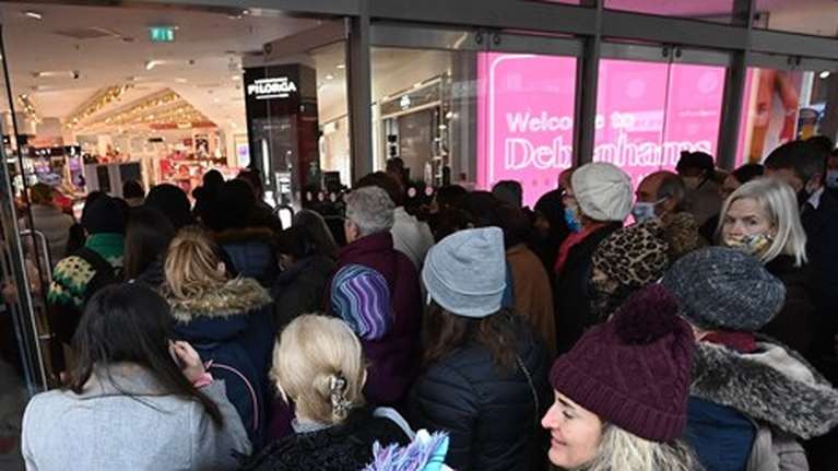 &quot;Πανικός&quot; μετά την άρση του lockdown στην Αγγλία - Απίστευτες ουρές από κόσμο στα καταστήματα για ψώνια [Εικόνες]