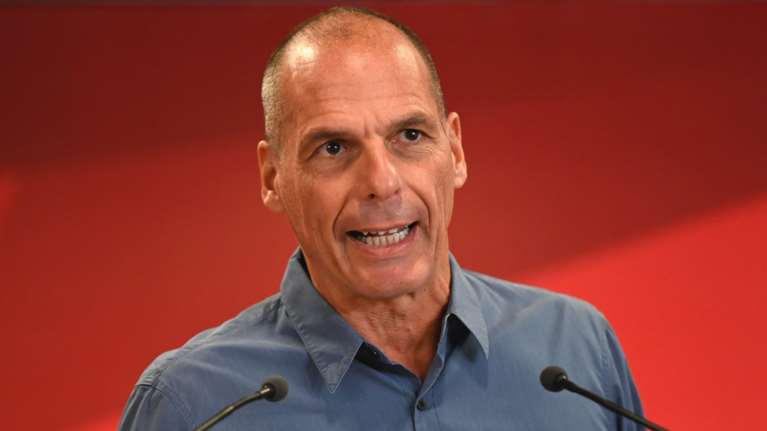 Επίθεση στον Γιάνη Βαρουφάκη στα Εξάρχεια - Τον χτυπούσαν με κλωτσιές και μπουνιές -  Μεταφέρθηκε στον &quot;Ευαγγελισμό&quot;