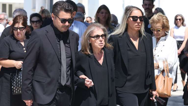 Κηδεία Δημήτρη Κωνσταντάρα: Υποβασταζόμενη η σύζυγός του, Βίκυ - Στο πλευρό της τα παιδιά της, Λάμπρος και Παυλίνα [εικόνες]