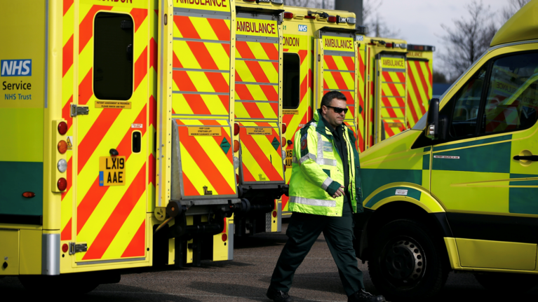 Θρήνος στη Βρετανία:  260 νεκροί σε 24 ώρες, πάνω από 1.000 συνολικά