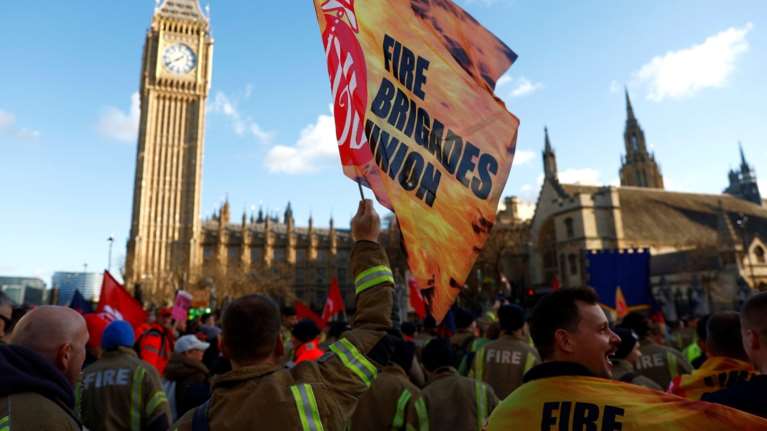 Αλυσιδωτές απεργίες στη Βρετανία: Στρατιώτες θα αντικαθιστούν τους απεργούς σε νευραλγικούς τομείς