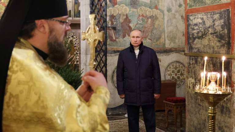 Ο Πούτιν παρακολούθησε μόνος τη χριστουγεννιάτικη λειτουργία στο Κρεμλίνο [εικόνες]