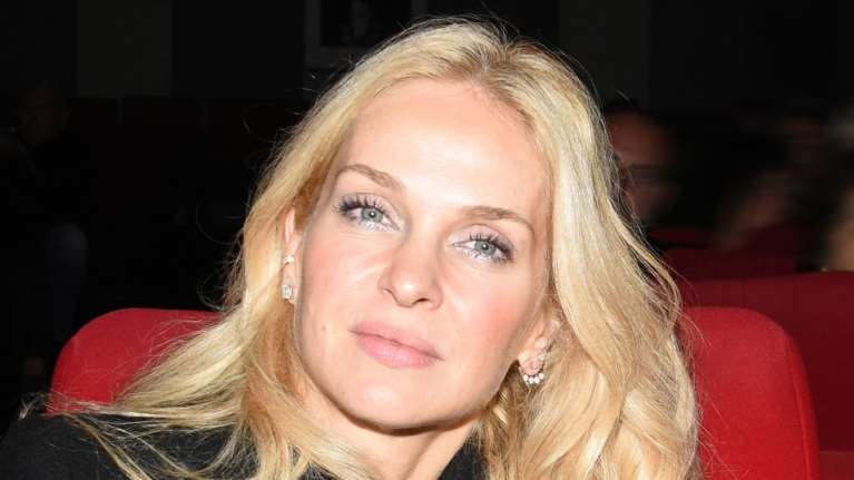 Κατάξανθη και κούκλα στα 53 της: Η βραδινή εμφάνιση της Μαρί Κωνσταντάτου με τουίντ παλτό και βελούδινο κολάν