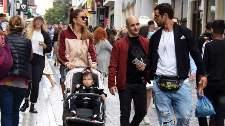 Ελένη Χατζίδου: Βόλτα στην Ερμού με Gucci τζάκετ 1.500 € και καυτό τζιν σορτσάκι