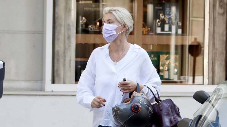 Σία Κοσιώνη: H πρωινή εμφάνιση με λευκό πουκάμισο, τζιν καμπάνα και το κράνος της