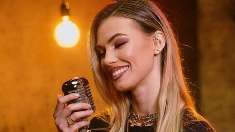 Έμιλυ Λυμπεροπούλου: Σοκάρει η τραγουδίστρια για τη βίαιη επίθεση που δέχτηκε στο κέντρο της Αθήνας