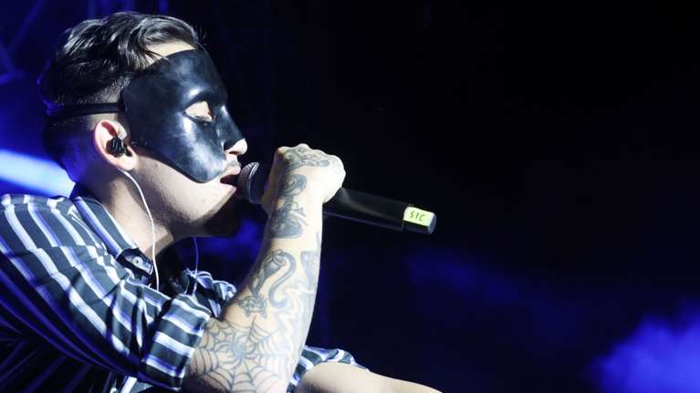 Sicario: Ποιος είναι ο μυστηριώδης καλλιτέχνης που τραγούδησε με μάσκα στη συναυλία αφιέρωμα για τον Καζαντζίδη