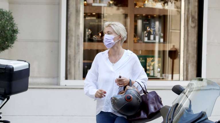 Η Σία Κοσιώνη με τον γιο της στην Πλάκα - Ο μικρός Δήμος κάνει ποδήλατο με τον... Αι Βασίλη [εικόνα]